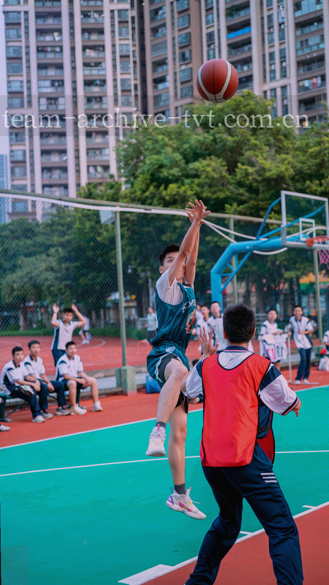 手机屏幕上显示的赛事列表与阵容卡界面半合成图